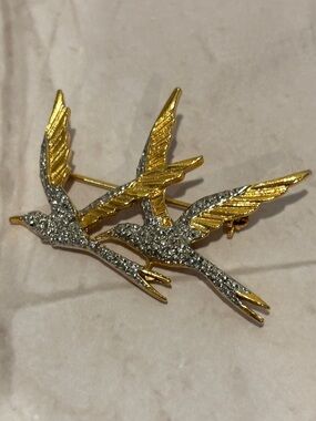 MICHELE LYNN Gold Tone Flying Birds Brooch